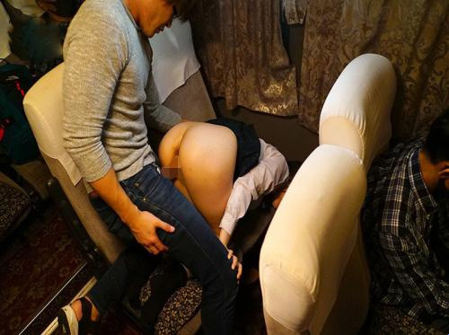 Orang mesum itu memperkosa seorang pelajar yang sedang tidur di dalam bus
